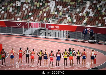 Startaufstellung, mit GRIJALVA Luis (GUA), KNIGHT Justyn (CAN), KIMELI Nichola Kipkorir (KEN), KINCAID William (USA), KATIR Mohamed (ESP), AHMED Mohammed (CAN), FIKADU Dawit (BRN), KIPLIMO Jacob (UGA ), GRESSIER Jimmy (FRA), BALEW Birhanu (BRN), CHELIMO Paul (USA), CHEPTEGEI Joshua (ETH), MENGESHA Milkesa (ETH), CHELIMO Oscar (UGA), FISHER Grant (USA), BUTCHART Andrew (GBR) Athletics, Men's 5000 m Final, Men's 5000 m, am 6. August 2021 Olympische Sommerspiele 2020, vom 23. Bis 7. Juli. - 08.08.2021 in Tokio/Japan. Stockfoto