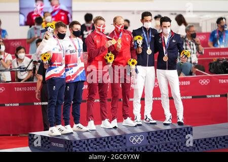 Die Silbermedaillengewinnerinnen Ethan Hayter und Matthew Walls vom Team Great Britain (GBR), die Goldmedaillengewinnerinnen Lasse Norman Hansen und Michael Morkov vom Team Denmark (DEN), Die Bronzemedaillengewinnerinnen Donavan Grondin und Benjamin Thomas vom Team France (FRA) standen am 7. August 2021 auf dem Podium während der Medaillenverleihung für das Rennen Track Cycling - Men's Madison während der Olympischen Spiele in Tokio 2020 im Izu Velodrome in Izu, Shizuoka, Japan. Quelle: Shutaro Mochizuki/AFLO SPORT/Alamy Live News Stockfoto