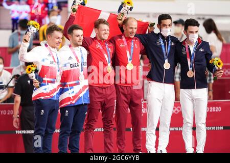 Die Silbermedaillengewinnerinnen Ethan Hayter und Matthew Walls vom Team Great Britain (GBR), die Goldmedaillengewinnerinnen Lasse Norman Hansen und Michael Morkov vom Team Denmark (DEN), Die Bronzemedaillengewinnerinnen Donavan Grondin und Benjamin Thomas vom Team France (FRA) standen am 7. August 2021 auf dem Podium während der Medaillenverleihung für das Rennen Track Cycling - Men's Madison während der Olympischen Spiele in Tokio 2020 im Izu Velodrome in Izu, Shizuoka, Japan. Quelle: Shutaro Mochizuki/AFLO SPORT/Alamy Live News Stockfoto