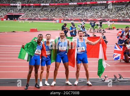 Team Italien ITA Jubel, von links: Eseosa Fostine DESALU (ITA), Filippo TORTU (ITA), Lamont Marcell JACOBS (ITA) Lorenzo PATTA (ITA), Sieger, Sieger, Olympiasieger, 1. Platz, Goldmedaille, Goldmedaillengewinnerin, Olympiasieger, Goldmedaillengewinnerin in der Leichtathletik, letzte 4 x 100 m-Staffel der Männer, 4 x 100 m-Staffelfinale der Männer, am 6. August 2021 Olympische Sommerspiele 2020, ab 23. Juli. - 08.08.2021 in Tokio/Japan. Stockfoto