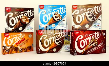 Kisten mit CORNETTO-Eis in verschiedenen Geschmacksrichtungen. CORNETTO ist eine Marke von Unilever Stockfoto