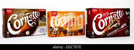 Kisten mit CORNETTO-Eis in verschiedenen Geschmacksrichtungen. CORNETTO ist eine Marke von Unilever Stockfoto