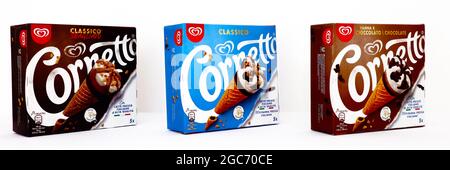 Kisten mit CORNETTO-Eis in verschiedenen Geschmacksrichtungen. CORNETTO ist eine Marke von Unilever Stockfoto