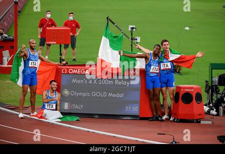 Team Italien ITA Jubel auf der Anzeigetafel, Eseosa Fostine DESALU (ITA), Filippo TORTU (ITA), Lamont Marcell JACOBS (ITA) Lorenzo PATTA (ITA), Jubel, Jubel, Freude, Jubel, Sieger, Sieger, Olympiasieger, 1. Platz, Goldmedaille, Goldmedaillengewinnerin, Olympiasiegerin, Goldmedaillengewinnerin in der Leichtathletik, letztes 4 x 100-m-Staffellauf für Männer, 4 x 100-m-Staffelfinale für Männer, am 6. August 2021 Olympische Sommerspiele 2020, vom 23. Bis 7. Juli. - 08.08.2021 in Tokio/Japan. Stockfoto