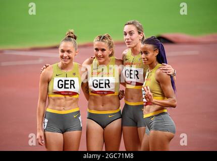 Team GER, mit Gina LUECKENKEMPER von links nach rechts (Luckenkemper, Rebekka HAASE, Alexandra BURGHARDT und Tatjana PINTO, Teamfoto im Ziel, Leichtathletik, 4 x 100 m Frauen-Staffellauf, Frauen-Staffellauf von 4 x 100 m, am 08/06/2021 Olympische Sommerspiele 2020, vom 23. Juli bis 8. August 2021 in Tokio/Japan. Stockfoto