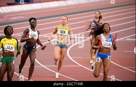 Aktion, Ziel, von links: Shericka JACKSON (JAM), Daryll NEITA (GBR), Gina LUECKENKEMPER (Luckenkemper, GER), Gabrielle THOMAS (USA), leichtathletik, letzte 4x 100 m Staffel der Frauen, 4x100 m Staffelfinale der Frauen, am 6. August 2021 Olympische Sommerspiele 2020, ab 23. Juli. - 08.08.2021 in Tokio/Japan. Stockfoto