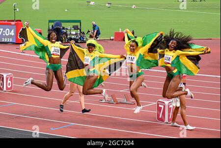 Tokio, Japan. August 2021. Team JAM, mit Briana WILLIAMS, Elaine THOMPSON-HERAH, Shelly-Ann FRASER-PRYCE, Shericka JACKSON, Sieger, Olympiasieger, 1. Platz, Goldmedaille, Goldmedaillengewinnerin, Olympiasieger, Goldmedaillengewinnerin, jubelnd mit der Flagge Jamaikas, Jubel, Jubel, Freude, Jubel, leichtathletik, letzte 4x 100 m Staffel der Frauen, Frauen 4 x 100 m Staffelfinale, an den Olympischen Sommerspielen 06.08.2021 2020, ab 23.07. - 08.08.2021 in Tokio/Japan. Kredit: dpa/Alamy Live Nachrichten Stockfoto