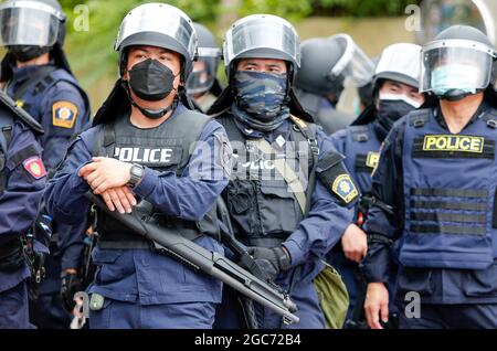 Bangkok, Thailand. August 2021. Die Bereitschaftspolizisten stehen während der Demonstration auf der Wache. Das Metropolitan Police Bureau (MPB) wird mindestens 5,700 Beamte entsenden, um während der regierungsfeindlichen Kundgebung in der Hauptstadt die öffentliche Ordnung und Sicherheit zu gewährleisten. Die Gruppe der Freien Jugend wird sich am Democracy Monument auf der Ratchadamnoen Avenue versammeln, bevor sie zum Großen Palast marschieren. (Foto von Chaiwat Subprasom/SOPA Images/Sipa USA) Quelle: SIPA USA/Alamy Live News Stockfoto