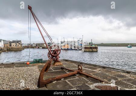 Alte und neue Hafeneinfahrt. Stromness Local ist die zweitbevölkerungsreichste Stadt in Orkney, Schottland. Es liegt im südwestlichen Teil des Festlandes Orkney. Stockfoto