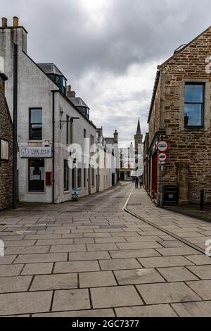 Enge Hauptstraße. Stromness Local ist die zweitbevölkerungsreichste Stadt in Orkney, Schottland. Es liegt im südwestlichen Teil des Festlandes Orkney. Stockfoto