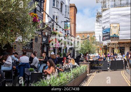 Menschen, die draußen in den Pubs Red Lion und Cricketers im Herzen der Lanes trinken Brighton Sussex UK Stockfoto