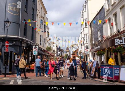 Menschen, die im Herzen der Lanes essen und trinken Brighton Sussex UK Stockfoto