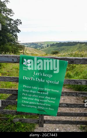 Lassen Sie uns das Devils Dyke Special Schild am Devils Dyke Beauty Spot entlang des South Downs Way National Park in der Nähe von Brighton Sussex UK halten Stockfoto