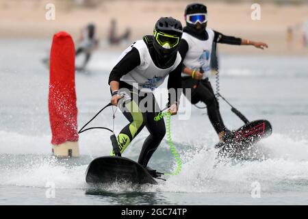 Gouvernement Ahmadi, Kuwait. August 2021. Die Spieler treten während des Motosurf-Rennens in Ahmadi Governorate, Kuwait, am 6. August 2021 an. Kredit: Ghazy Qaffaf/Xinhua/Alamy Live Nachrichten Stockfoto