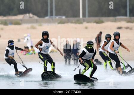 Gouvernement Ahmadi, Kuwait. August 2021. Die Spieler treten während des Motosurf-Rennens in Ahmadi Governorate, Kuwait, am 6. August 2021 an. Kredit: Ghazy Qaffaf/Xinhua/Alamy Live Nachrichten Stockfoto