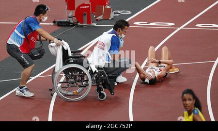 Tokio, Japan. August 2021. Die britische Jessica Judd wurde am Samstag, den 7. August 2021, von medizinischem Personal beim 10.000-m-Finale der Frauen im Olympiastadion während der Olympischen Sommerspiele 2020 in Tokio, Japan, unterstützt. Foto von Bob Strong/UPI Credit: UPI/Alamy Live News Stockfoto