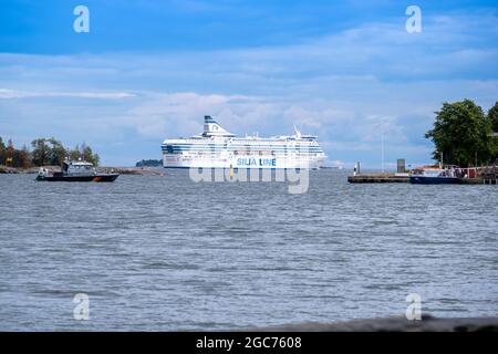 Helsinki / Finnland - 3. AUGUST 2021: MS Silja Serenade, betrieben von Silja Line, passiert Suomenlinna auf dem Weg nach Stockholm. Stockfoto