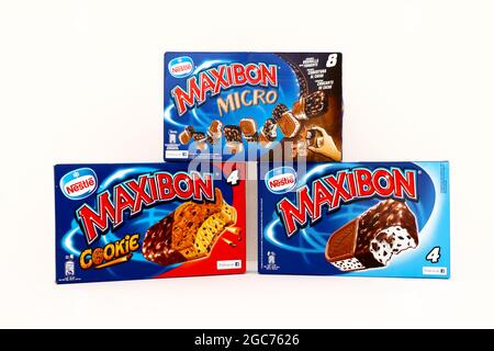Kartons mit MAXIBON-Eiscreme. MAXIBON ist eine Marke von Nestlé Stockfoto