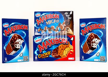 Kartons mit MAXIBON-Eiscreme. MAXIBON ist eine Marke von Nestlé Stockfoto