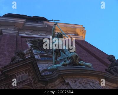 Skulptur der St. Michaelis Kirche namens Michel in Hamburg am Abend Stockfoto