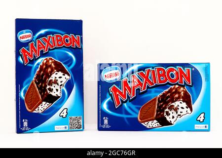 Kartons mit MAXIBON-Eiscreme. MAXIBON ist eine Marke von Nestlé Stockfoto