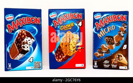 Kartons mit MAXIBON-Eiscreme. MAXIBON ist eine Marke von Nestlé Stockfoto