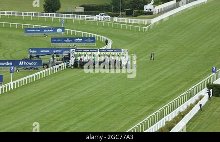 Ein allgemeiner Blick auf den Start der Dubai Duty Free Shergar Cup-Stayers, dem zweiten Rennen des Tages, während des Dubai Duty Free Shergar Cup auf der Ascot Racecourse. Bilddatum: Samstag, 7. August 2021. Siehe PA Story RACING Ascot. Bildnachweis sollte lauten: Steven Paston/PA Wire. EINSCHRÄNKUNGEN: Die Nutzung unterliegt Einschränkungen. Nur redaktionelle Verwendung, keine kommerzielle Nutzung ohne vorherige Zustimmung des Rechteinhabers. Stockfoto