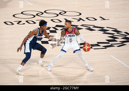 Tokio, Japan. 07. Aug 2021. Von links nach rechts NTILIKINA Frank (FRA) gegen LILLARD Damian (USA), Action, Duelle, Frankreich (FRA) - Vereinigte Staaten von Amerika (USA) 82:87, Basketball, Herrenfinale, Basketballfinale für Männer, an den Olympischen Sommerspielen 2020 23.07, ab 07.08.2021. - 08.08.2021 in Tokio/Japan. Kredit: dpa/Alamy Live Nachrichten Stockfoto