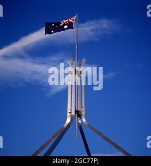Australien. HANDELN. Canberra. Neues Parlamentsgebäude. Detail von Fahnenmast und Flagge. Stockfoto