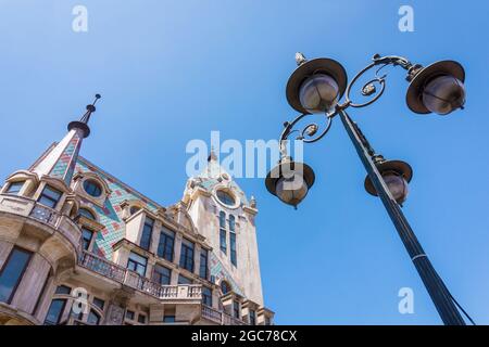 Batumi, Georgien - 2. Juli 2021: Architektur des Batumi Europe Square oder des Era Square in Georgien und alte alte alte Laterne an der Straße Stockfoto