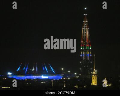 Lakhta Turm in olympischen Ringen und Flamme in St. Petersburg, Russland gefärbt Stockfoto