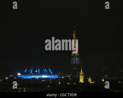 Lakhta Turm in olympischen Ringen und Flamme in St. Petersburg, Russland gefärbt Stockfoto