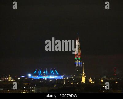 Lakhta Turm in olympischen Ringen und Flamme in St. Petersburg, Russland gefärbt Stockfoto