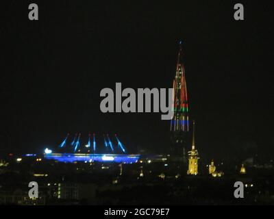 Lakhta Turm in olympischen Ringen und Flamme in St. Petersburg, Russland gefärbt Stockfoto