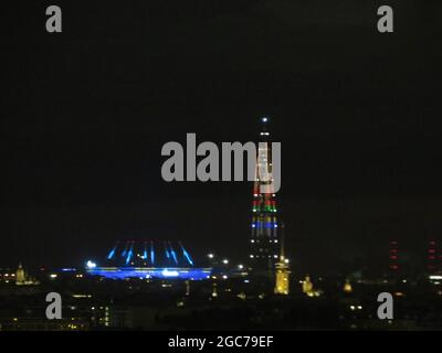 Lakhta Turm in olympischen Ringen und Flamme in St. Petersburg, Russland gefärbt Stockfoto