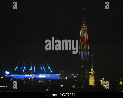 Lakhta Turm in olympischen Ringen und Flamme in St. Petersburg, Russland gefärbt Stockfoto