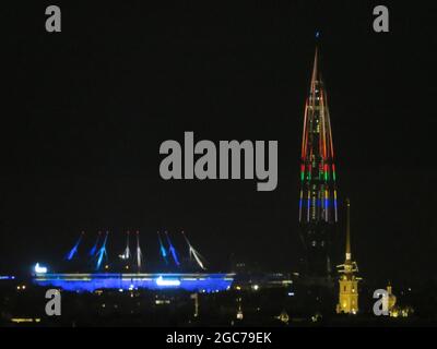 Lakhta Turm in olympischen Ringen und Flamme in St. Petersburg, Russland gefärbt Stockfoto