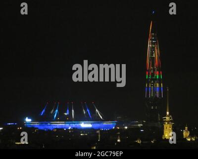 Lakhta Turm in olympischen Ringen und Flamme in St. Petersburg, Russland gefärbt Stockfoto