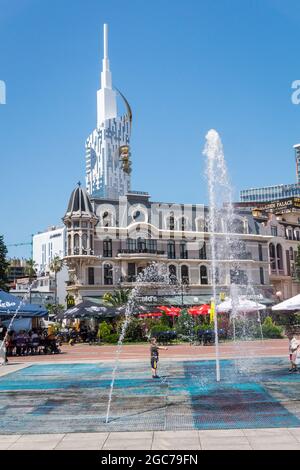 Batumi, Georgien - 2. Juli 2021: Europaplatz, Blick auf den Batumi Technological University Tower, Brunnen und Restaurants im Stadtzentrum von Batumi, Georgia im Sommer Stockfoto