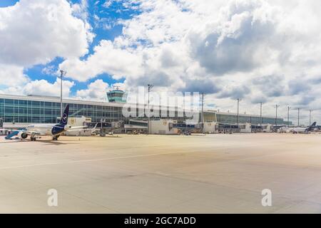 MÜNCHEN, 17. JULI 2021: Lufthansa-Flugzeuge am Flughafen München. Stockfoto