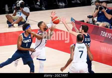 Tokio, Japan. 07. Aug 2021. Links nach rechts NTILIKINA Frank (FRA), LILLARD Damian (USA), Kevin DURANT (USA) und e COLO Nando (FRA), Action, Duelle, Frankreich (FRA) - Vereinigte Staaten von Amerika (USA) 82:87, Basketball, Herrenfinale, Basketballfinale der Herren, am 07.08.2021. Olympischen Sommerspiele 2020, ab 23.07. - 08.08.2021 in Tokio/Japan. Kredit: dpa/Alamy Live Nachrichten Stockfoto