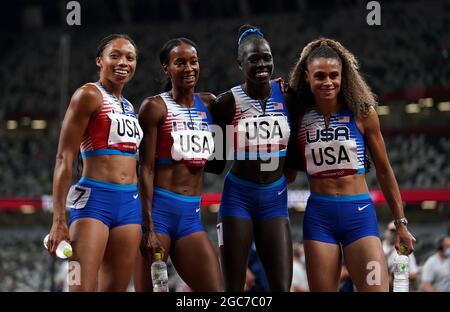 Von links nach rechts die US-Amerikanerin Allyson Felix, Dalilah Muhammad, Athing Mu und Sydney McLaughlin, nachdem sie am 15. Tag der Olympischen Spiele in Tokio 2020 in Japan beim 4 x 400 m großen Frauenrelay im Olympiastadion Gold gewonnen hatte. Bilddatum: Samstag, 7. August 2021. Stockfoto