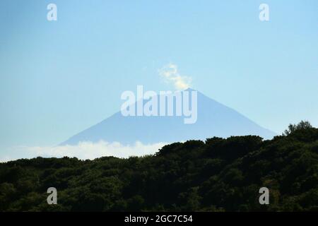 Ein großer Berg im Hintergrund auf bali Stockfoto