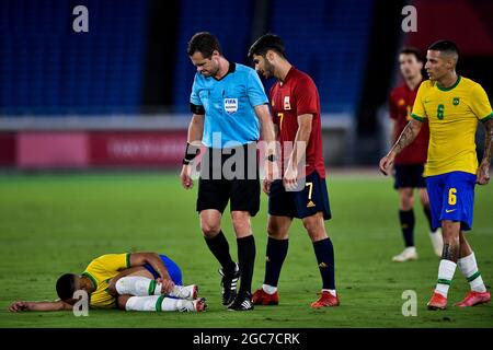 Yokohama, Japan. August 2021. YOKOHAMA, JAPAN - 7. AUGUST: Schiedsrichter Chris Beath aus Australien überprüft auf Matheus Cunha aus Brasilien nach einer Kollision mit Unai Simon aus Spanien während des Olympischen Fußballturniers der Herren von Tokio 2020 mit der Goldmedaille zwischen Brasilien und Spanien im Internationalen Stadion Yokohama am 7. August 2021 in Yokohama, Japan (Foto von Pablo Morano/Orange Picics) Credit: Orange Pics BV/Alamy Live News Stockfoto