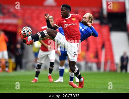 Paul Pogba von Manchester United und Tom Davies von Everton kämpfen im Vorsaison-Freundschaftsspiel in Old Trafford, Manchester, um den Ball. Bilddatum: Samstag, 7. August 2021. Stockfoto