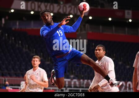 Tokio, Japan. August 2021. Handball: Olympische Spiele, Männer, Finale, Frankreich - Dänemark im Yoyogi National Stadium. Luc Abalo aus Frankreich in Aktion. Quelle: Marijan Murat/dpa/Alamy Live News Stockfoto