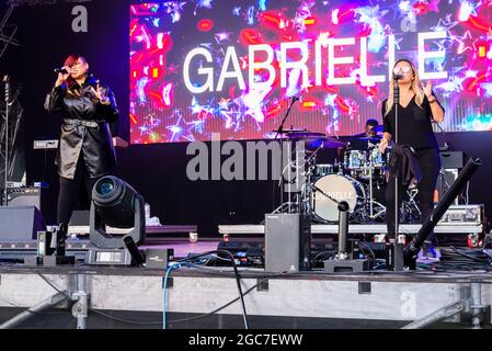 Gabrielle, Sängerin, mit Band, tritt beim Fantasia-Musikfestival in Maldon, Essex, Großbritannien, auf. Erstes Konzert nach COVID 19 Pandemie Stockfoto