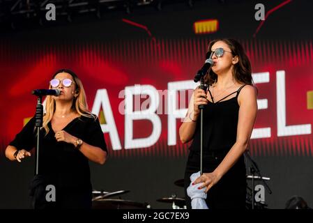 Backing-Sängerinnen für Gabrielle Sängerin, die beim Fantasia Musikfestival in Maldon, Essex, Großbritannien, auftrat. Erstes Konzert nach COVID 19 Pandemie Stockfoto