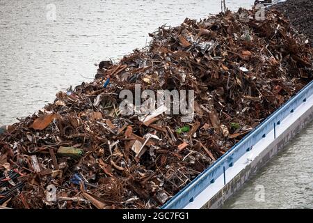 Frachtschiff mit Metallschrott in den Rheinhafen Niehl, Köln, Deutschland. Frachtschiff mit Altmetall fährt in den Niehler Hafen, Köln, Deutschla Stockfoto