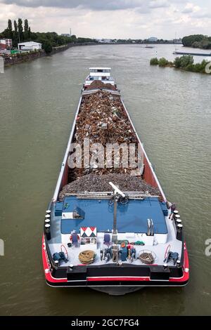 Frachtschiff mit Metallschrott in den Rheinhafen Niehl, Köln, Deutschland. Frachtschiff mit Altmetall fährt in den Niehler Hafen, Köln, Deutschla Stockfoto